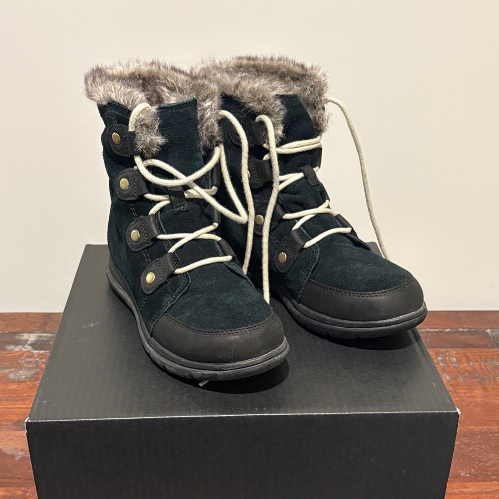 Sorel Black Winter Boots with Faux Fur Trim - Size 8